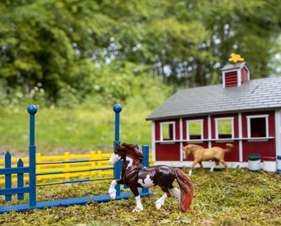 Breyer ™Stablemates Red Stable Playset